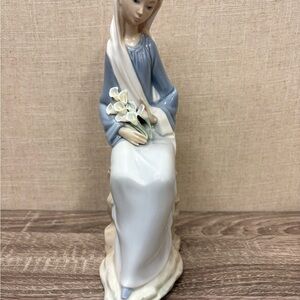 Lladro Sitting Girl with Lilies